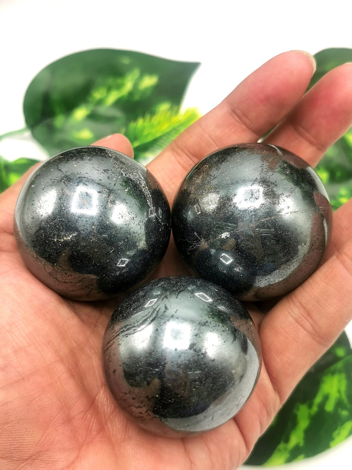 Awesome natural hematite sphere/ball - handmade carvings - energy/chakra/reiki - 1.6 inch (4 cms) dia and 160 gms (0.35 lb) - Shwasam