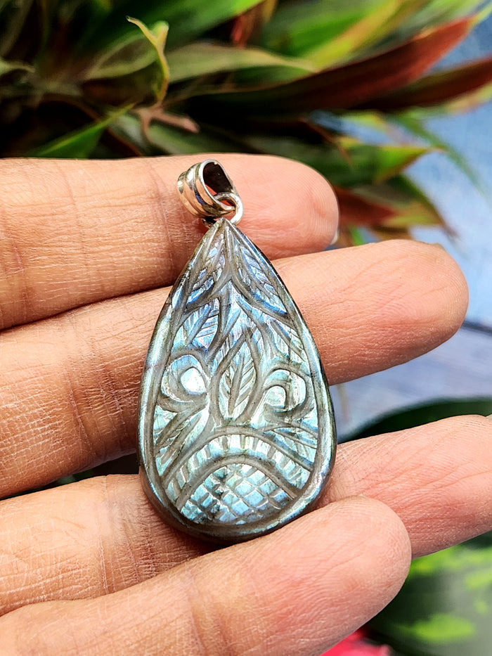 Labradorite Floral Carving Oval Pendant with 925 Silver Loop - A Shimmering Symphony of Nature and Craftsmanship