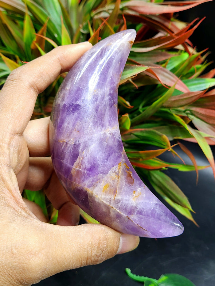 Amethyst natural stone hand carving of crescent moon - crystal/reiki/chakra/healing - 4 inches and 122 gms weight - Shwasam