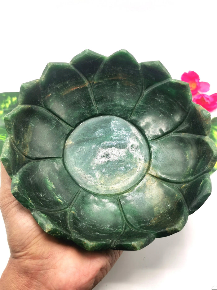 Beautiful green aventurine hand carved lotus bowls - 7 inches diameter and 610 gms (1.34 lb) - ONE BOWL ONLY - Shwasam