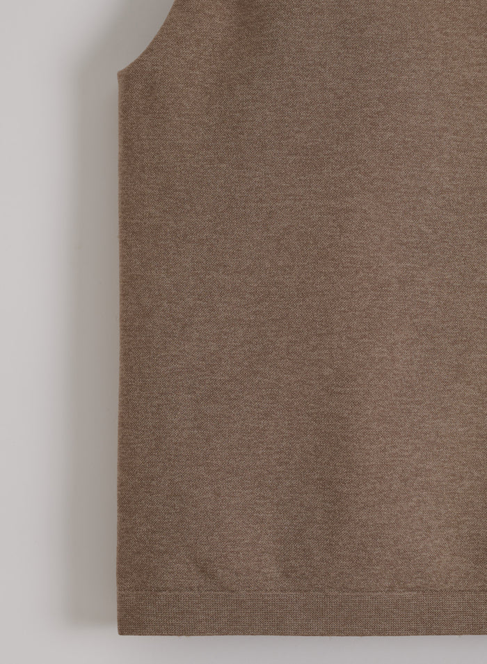 Ruskea Espresso Melange -saumaton kangas ja resorihelma aim'n Shape Seamless One Shoulder Bralettessa.