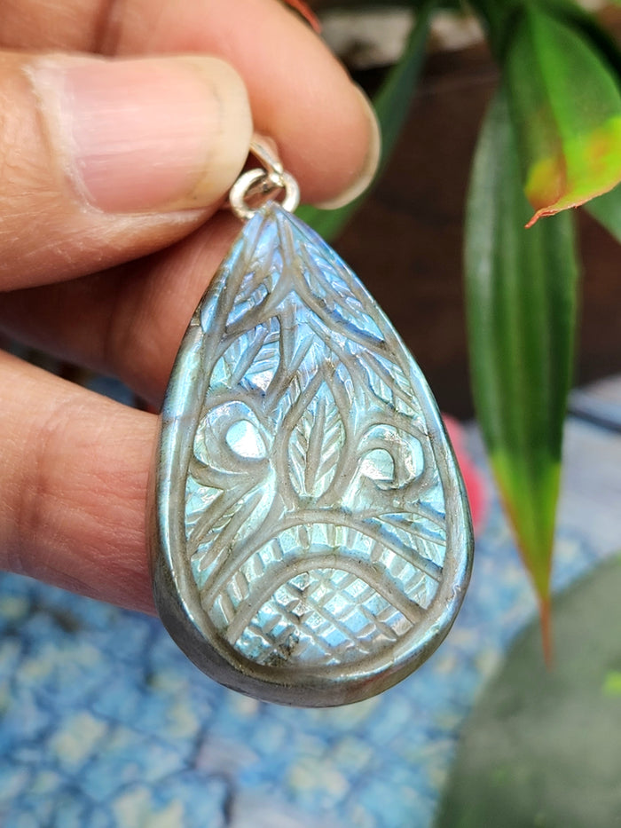 Labradorite Floral Carving Oval Pendant with 925 Silver Loop - A Shimmering Symphony of Nature and Craftsmanship