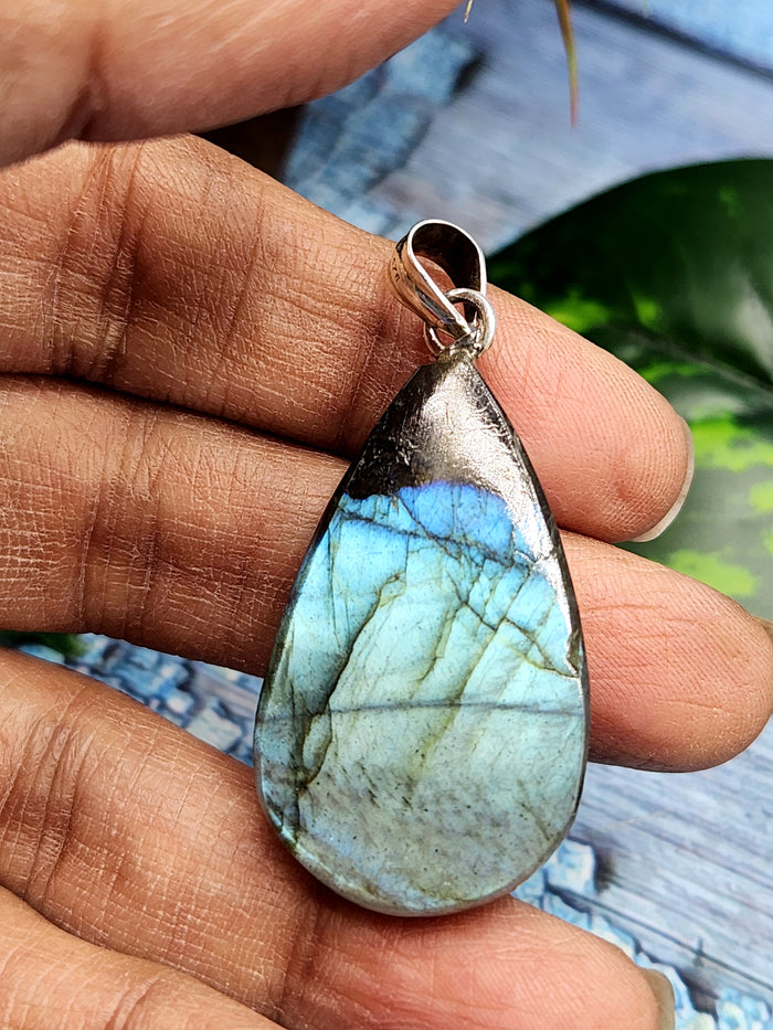 Labradorite Floral Carving Oval Pendant with 925 Silver Loop - A Shimmering Symphony of Nature and Craftsmanship