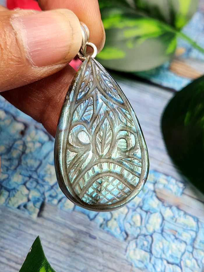 Labradorite Floral Carving Oval Pendant with 925 Silver Loop - A Shimmering Symphony of Nature and Craftsmanship