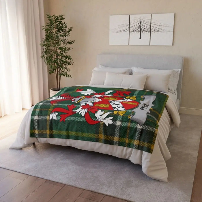 Elegant Red and Green Tartan Coat of Arms Blanket