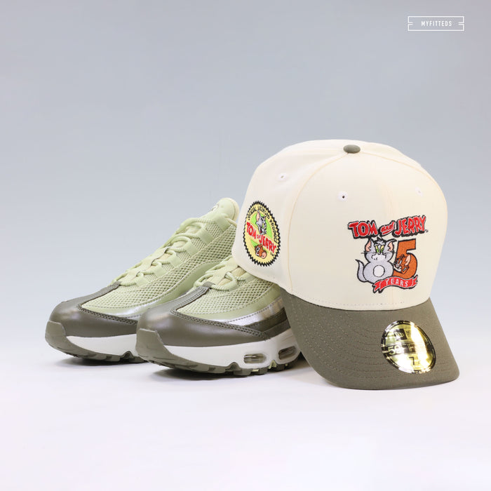 TOM AND JERRY™ 85TH ANNIVERSARY OFFICIAL LICENSED PRODUCT OFF WHITE NEW ERA CAP